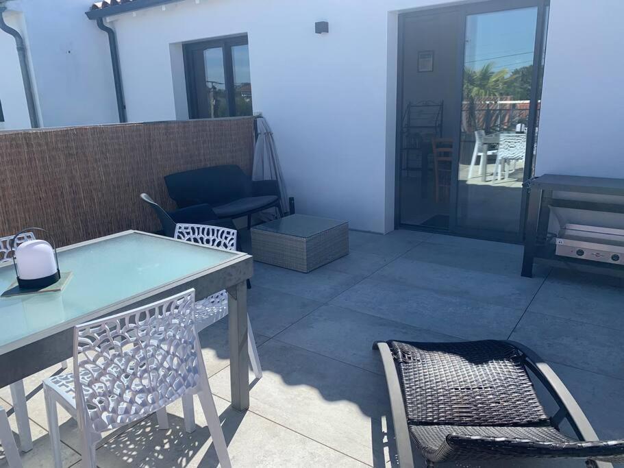 Maison Terrasse Proche Centre Ville Et Ile De Re La Rochelle  Exteriör bild