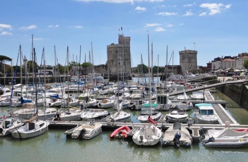 Maison Terrasse Proche Centre Ville Et Ile De Re La Rochelle  Exteriör bild